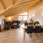 Ferienwohnung Reit im Winkl, Chalet im Ahornwinkl, Wohnraum mit offener Küche und zwei Balkonen