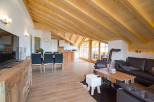 Ferienwohnung Reit im Winkl, Chalet im Ahornwinkl, Wohnraum mit offener Küche und zwei Balkonen